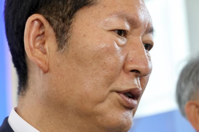 정청래 전 더불어민주당 대표가 지난 25일 전북 정읍시 아우름캠퍼스에서 열린 전북지역 당선인 워크숍에 참석해 기자들에게 입장을 말하고 있다사진연합뉴스