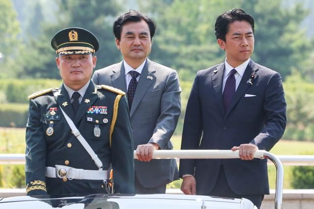 안규백 국방부 장관과 고이즈미 신지로 일본 방위상이 28일 서울 용산구 국방부 연병장에서 열린 의장행사에서 의장대 사열을 하고 있다 사진연합뉴스 