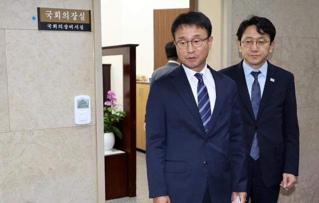 더불어민주당 한병도 당 대표 직무대행 겸 원내대표와 천준호 원내운영수석부대표가 지난 26일 국회 의장실에서 하반기 원 구성과 관련한 면담을 마친 뒤 취재진의 질문에 답하고 있다사진연합뉴스
