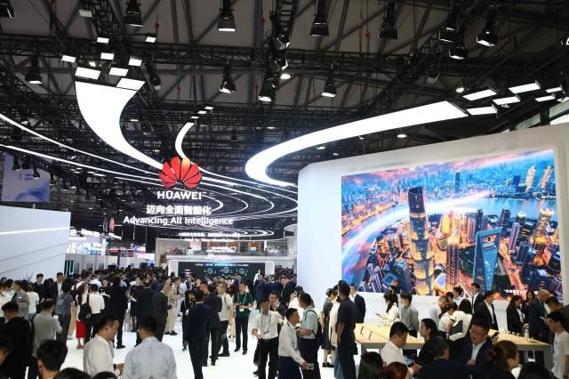 화웨이가 24일현지시간 중국 상하이에서 열린 MWC 상하이 2026에 참가해 AI 추론 가속 솔루션의 성과를 공개했다 사진화웨이코리아