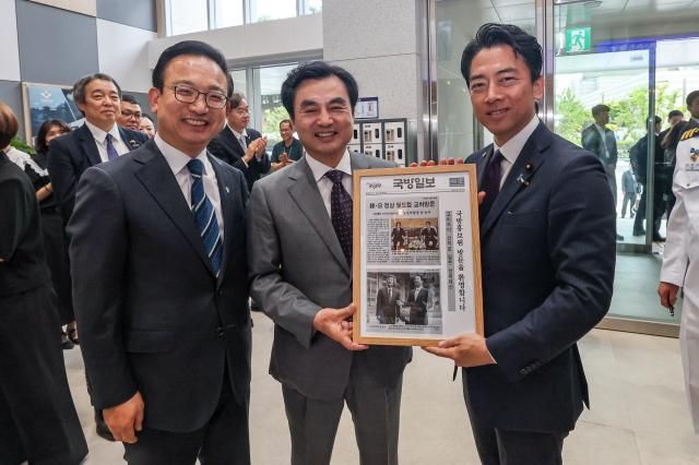  안규백 국방부 장관이 28일 서울 용산구 국방홍보원에서 고이즈미 신지로 방위상에게 고이즈미 신지로 방위상의 부친인 고이즈미 준이치로 전 일본 총리의 과거 국방일보 지면에 실린 방한 기사를 액자로 제작한 선물을 전달하고 있다사진국방부