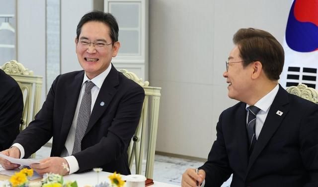 이재명 대통령이 2025년 6월 서울 용산 대통령실에서 열린 6경제단체·기업인 간담회에서 이재용 삼성전자 회장의 발언을 듣던 중 함께 미소짓고 있다 사진연합뉴스 