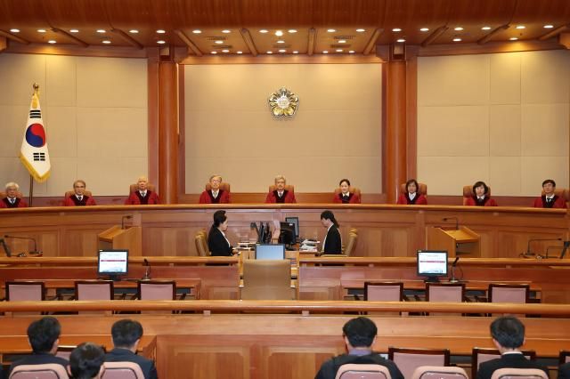 김상환 헌법재판소장을 포함한 헌법재판관들이 대리점거래의 공정화에 관한 법률 부칙 제2조 위헌제청 등의 선고를 위해 지난 4월 29일 서울 종로구 헌법재판소 대심판정에 착석해 있다 사진연합뉴스