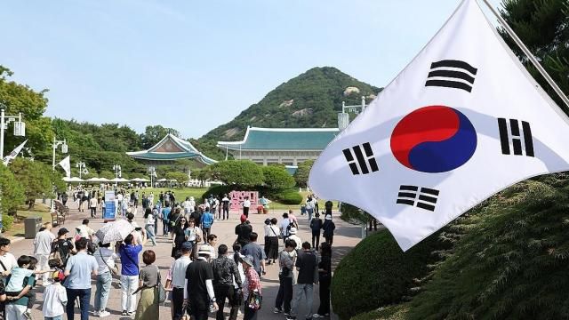 태극기가 걸린 서울 종로구 청와대에서 시민들이 이동하는 모습 사진연합뉴스