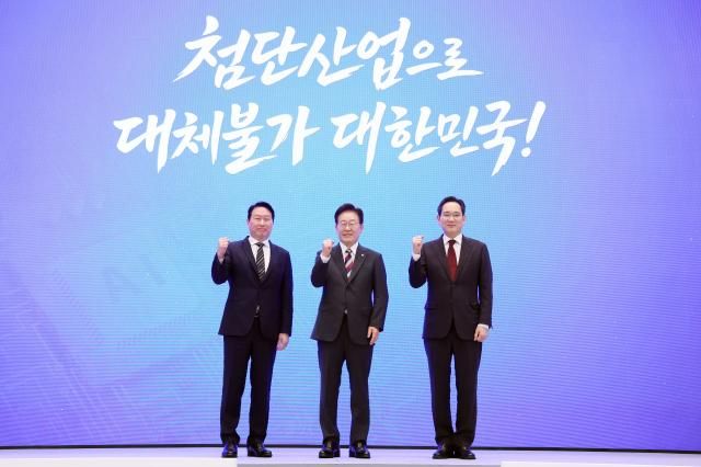 이재명 대통령과 이재용 삼성전자 회장 최태원 SK그룹 회장이 29일 청와대에서 열린 3대 메가프로젝트 국민보고회에서 기업 투자계획 발표 후 기념촬영을 하고 있다 사진연합뉴스