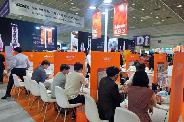 지난 5월 29일부터 31일까지 서울 강남구 COEX 전시홀에서 열린 ‘2026 서울국제치과기자재 전시회에서 치과의사 참관객들이 오스템임플란트 부스를 방문해 임플란트 신제품 New KS 3를 실습 체험해보고 있다사진오스템임플란트