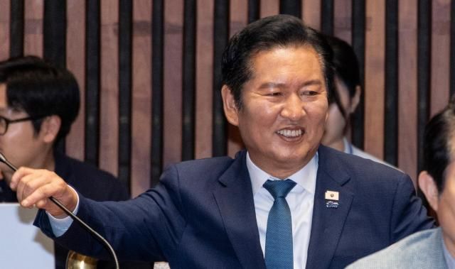 정청래 더불어민주당 전 대표가 29일 국회에서 열린 의원총회에 입장해 의원들과 인사하고 있다. [사진=연합뉴스]