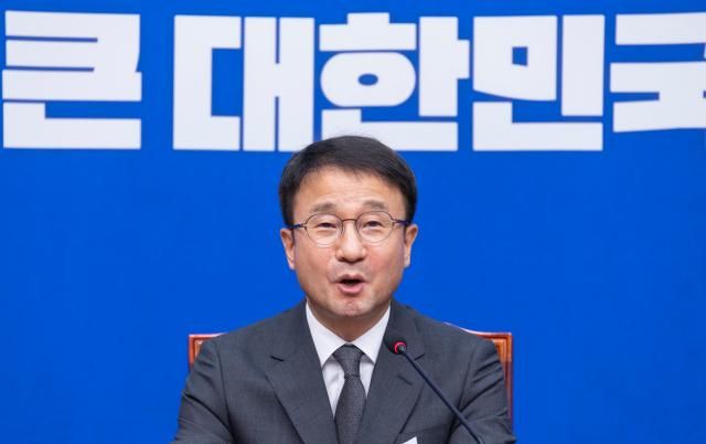 더불어민주당 한병도 당 대표 권한대행 및 원내대표가 29일 국회에서 열린 최고위원회의에서 발언하고 있다사진연합뉴스