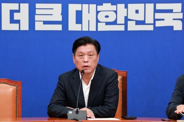 더불어민주당 조승래 전 사무총장이 지난 14일 국회에서 전당대회 준비 상황 등 현안과 관련해 기자 간담회를 하고 있다사진연합뉴스