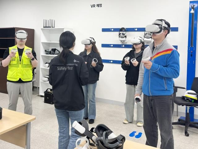 CJ대한통운 임직원들이 곤지암메가허브 내 안전체험관에서 VR 기기를 착용하고 실제와 유사한 사고 상황을 체험하고 있다 사진CJ대한통운