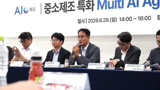 권순재 중소벤처기업부 지역기업정책관가운데이 29일 충청북도 소재 식품제조 현장에서 열린 중소제조 특화 멀티 AI 에이전트 실증 프로젝트 착수간담회에서 인사말을 하고 있다 사진중소벤처기업부