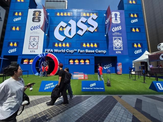 오비맥주 카스가 11일 서울 강남대로 420 역삼빌딩 1층에 ‘카스 FIFA 월드컵 팬 베이스캠프’를 열었다 사진은 행사장 전경 사진조재형 기자