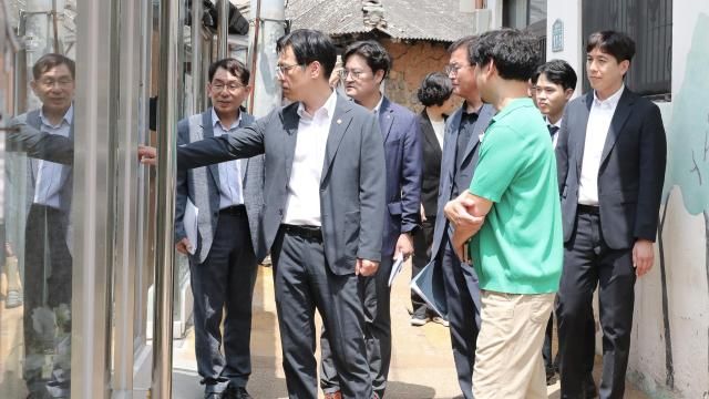 김민재 행정안전부 차관이 29일 오전 경남 창원시 소리단길을 방문해 구도심 재생 사업 현장을 점검하고 있다 사진행안부