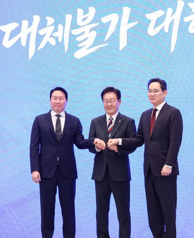 이재명 대통령과 이재용 삼성전자 회장 최태원 SK그룹 회장이 29일 청와대에서 열린 3대 메가 프로젝트 국민보고회에서 기업 투자 발표 후 손을 잡고 있다 사진연합뉴스
