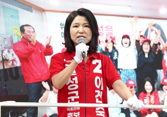 이진숙 국민의힘 달성군 국회의원 후보가 지난 2일 대구 달성군 옥포읍 아파트 단지에서 선거 유세를 하고 있다 사진연합뉴스