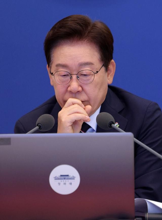 이재명 대통령이 지난 2일 청와대에서 열린 국무회의 겸 비상경제점검회의에서 자료를 살펴보고 있다 사진연합뉴스
