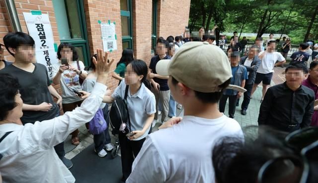 3일 서울 송파구 잠실2동 6투표소에서 투표용지 부족으로 유권자들이 대기하고 있다 사진연합뉴스