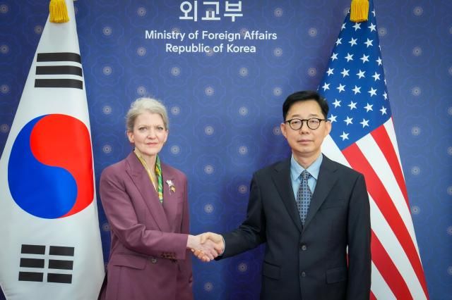 한미정상회담 안보 분야 후속 조치 협의 발족 회의에 앞서 기념 촬영을 하는 박윤주 외교부 1차관왼쪽과 앨리슨 후커 미 국무부 정무차관 사진외교부 제공