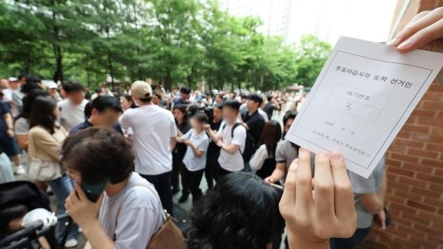 6·3 지방선거 본투표일인 3일 오후 서울 송파구 잠실 2동 제6투표소에서 투표용지 부족으로 투표하러 온 주민들이 대기하고 있다 사진연합뉴스