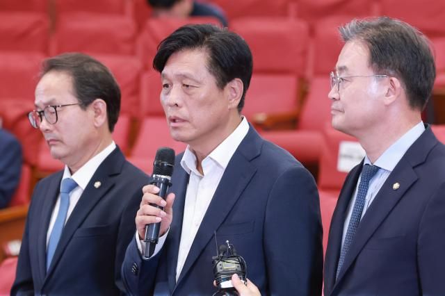 더불어민주당 조승래 총괄선거대책본부장이 3일 국회 의원회관에 마련한 제9회 전국동시지방선거·국회의원 재보궐선거 개표상황실에서 투표용지 부족 사태 국민의힘의 서울 선거 개표 중단 요구 등 현안에 대해 입장을 밝히고 있다사진연합뉴스