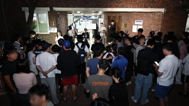 6·3 지방선거 본투표일인 3일 투표용지 부족으로 투표 시간이 오후 10시까지 연장된 서울 송파구 잠실7동 제2투표소 앞에 주민들이 모여 있다 사진연합뉴스