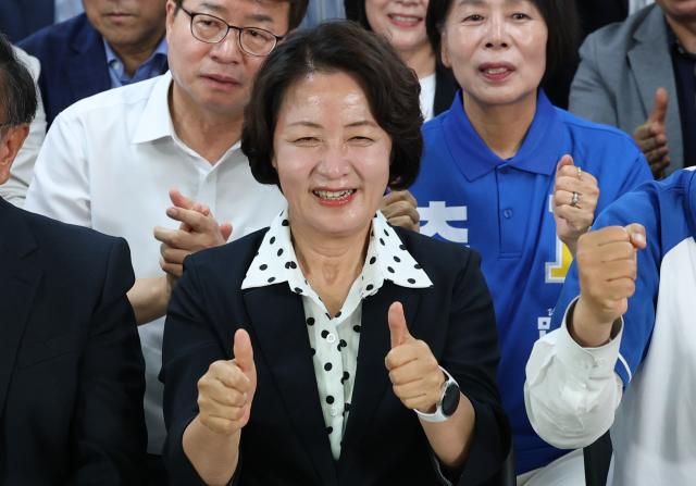 제9회 전국동시지방선거 경기도지사에 출마한 추미애 더불어민주당 후보가 3일 저녁 경기 수원시 선거사무소에서 출구조사 결과를 지켜본 뒤 기뻐하고 있다 사진연합뉴스