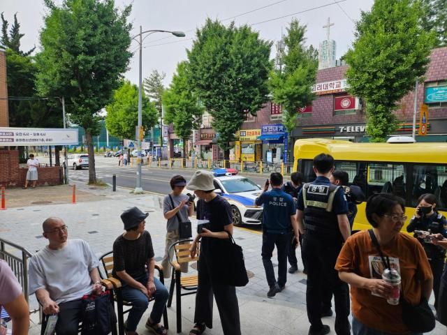 대기표 배부 송파구 투표소에 유권자들이 늘어선 모습 사진홍승완 기자