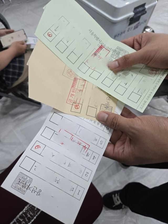 단톡방에 공유된 투표용지 사진연합뉴스