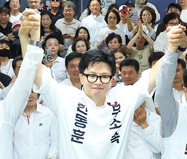 한동훈 무소속 부산 북갑 국회의원 당선인이 4일 부산 북구 선거사무소에서 당선이 확정된 뒤 환호하고 있다 사진연합뉴스