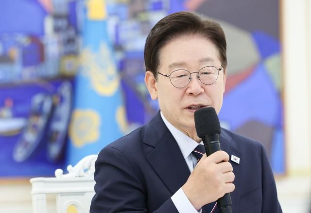 이재명 대통령이 2일 청와대에서 한-아프리카 외교장관회의 참석차 방한한 아프리카 국가 및 국제기구 장관급 인사들과 만나 인사말을 하고 있다 사진연합뉴스
