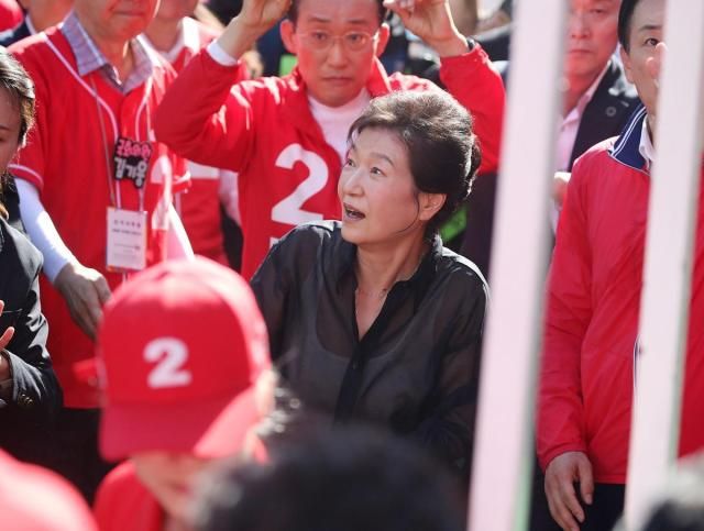 박근혜 전 대통령이 지난달 31일 추경호 대구시장 후보의 유세를 지원하기 위해 대구 중구 서문시장에 도착하고 있다 사진연합뉴스