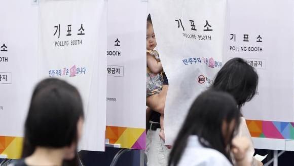 3일 오후 9시 경기 과천 중앙선관위 청사에서 허철훈 사무총장이 직접 대국민 사과와 현장 브리핑을 진행한다 사진연합뉴스