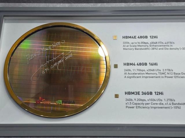 젠슨 황 엔비디아 최고경영자CEO가 2일현지시간 대만에서 개최된 컴퓨텍스 2026 SK하이닉스 전시관에서 차세대 고대역폭메모리 제품 ‘HBM4E 웨이퍼’에 사인을 남겼다 사진SK하이닉스