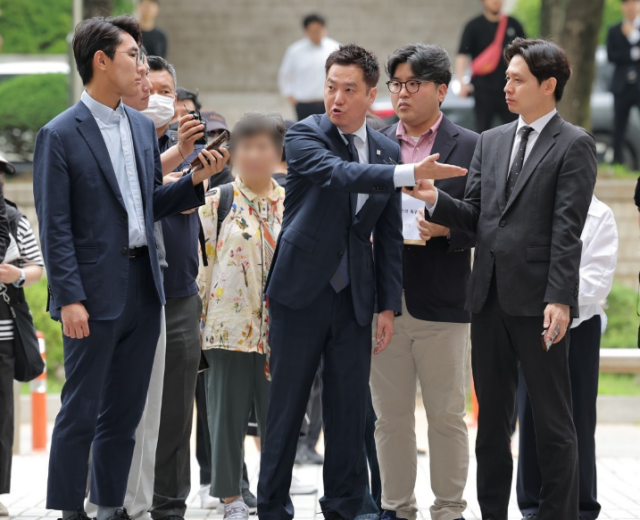 김세의 가로세로연구소 대표가 지난달 26일 서초구 서울중앙지방법원에서 열린 구속 전 피의자 심문영장실질심사에 출석하는 모습 사진연합뉴스
