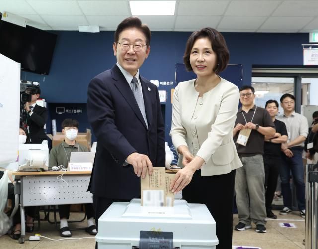 이재명 대통령과 김혜경 여사가 제9회 전국동시지방선거 사전투표 첫날인 지난 5월 29일 서울 종로구 삼청동 주민센터에 마련된 사전투표소에서 투표용지를 투표함에 넣고 있다 사진연합뉴스