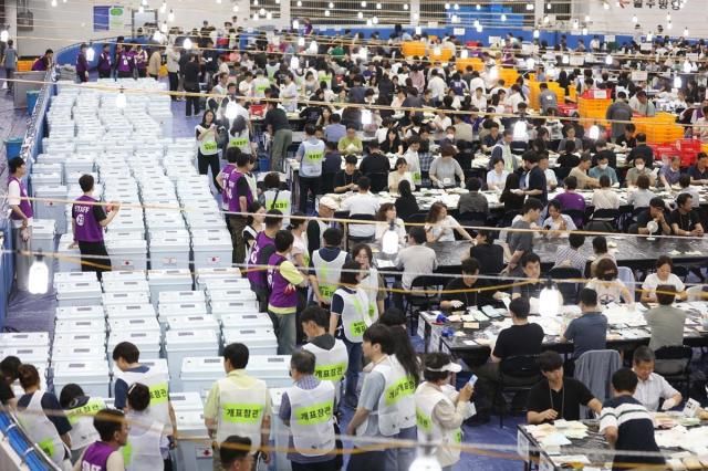  3일 오후 대구시 수성구 만촌 실내 인라인스케이트장에 마련된 6·3 지방선거 개표소에서 개표작업이 진행되고 있다 사진연합뉴스