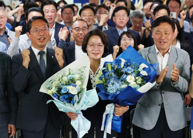 제9회 전국동시지방선거 경기도지사에 출마한 더불어민주당 추미애 후보가 4일 경기도 수원시 선거사무소에서 당선이 확실시되자 꽃다발을 들고 기뻐하고 있다 사진연합뉴스