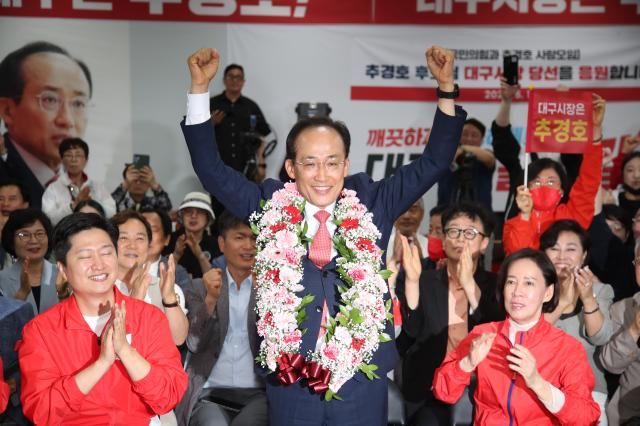 추경호 국민의힘 대구시장 후보가 당선이 유력시된 4일 오전 대구 범어네거리 선거사무소에서 축하 꽃다발을 목에 걸고 있다 사진연합뉴스