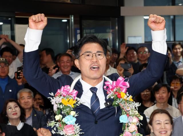 제9회 전국동시지방선거에서 전북도지사 당선이 유력한 이원택 더불어민주당 후보가 4일 꽃목걸이를 목에 걸고 환호하고 있다 사진연합뉴스