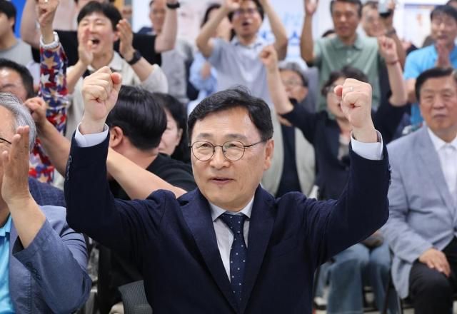 3일 정근식 서울시 교육감 후보가 서울 종로구 본인의 선거 사무실에서 투표 출구조사 결과 방송을 시청하며 지지자들과 기뻐하고 있다 사진연합뉴스
