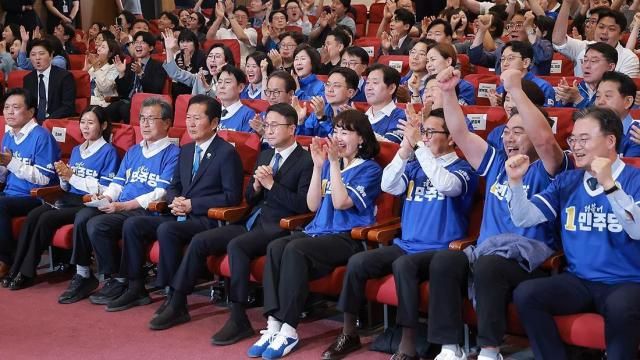 더불어민주당 정청래 총괄상임선거대책위원장과 한병도 공동상임선대위원장 이시종 공동상임선대위원장이 3일 국회 의원회관에 마련한 제9회 전국동시지방선거·국회의원 재보궐선거 개표상황실에서 출구조사 결과를 지켜보고 있다 사진연합뉴스