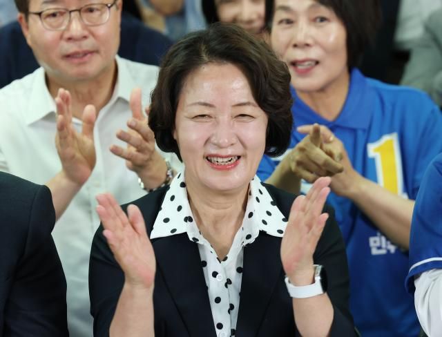 제9회 전국동시지방선거 경기도지사에 출마한 더불어민주당 추미애 후보가 3일 경기도 수원시 선거사무소에서 출구조사 결과를 지켜본 뒤 기뻐하고 있다 사진연합뉴스