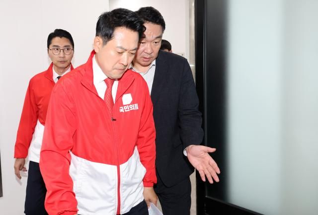 장동혁 국민의힘 대표가 3일 투표용지 부족 사태와 관련한 긴급 현안 브리핑을 위해 서울 영등포구 중앙당사 개표상황실로 이동하고 있다 사진연합뉴스