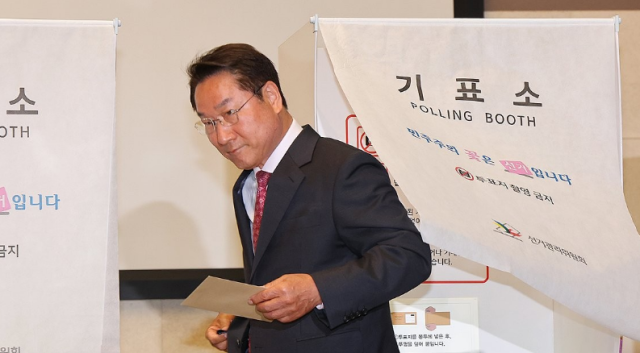 유정복 국민의힘 인천시장 후보가 6·3 지방선거 사전투표 첫날인 지난달 29일 인천 미추홀구 문화창작지대에 마련된 사전투표소에서 투표하고 있다 사진연합뉴스