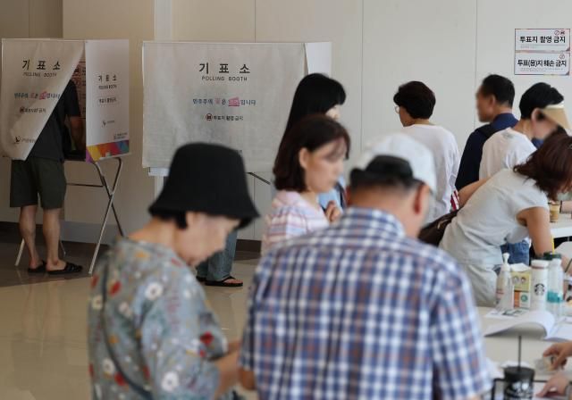 제9회 전국동시지방선거일인 3일 서울 광진구 기아 대공원대리점에 마련된 투표소를 찾은 시민들 사진연합뉴스