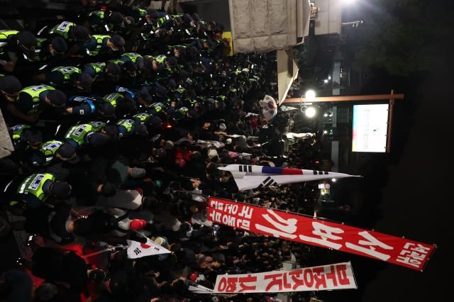4일 경기 과천시 중앙선거관리위원회 앞에서 시민들이 제9회 전국동시지방선거 투표용지 부족 사태와 관련해 항의하며 경찰과 대치하고 있다 사진연합뉴스
