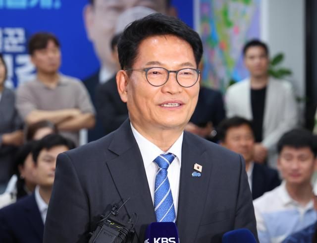 송영길 더불어민주당 인천 연수갑 국회의원 보궐선거 후보가 4일 인천 연수구 선거사무소에서 당선이 유력하자 소감을 밝히고 있다 사진연합뉴스