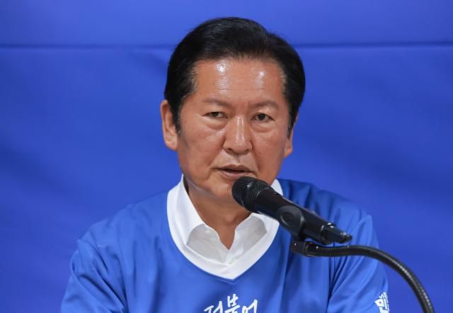 정청래 더불어민주당 총괄상임선거대책위원장이 1일 충남 천안시 민주당 박수현 충남도지사 후보 선거사무소에서 열린 중앙선대위 회의에서 발언하고 있다 사진연합뉴스
