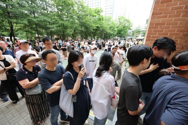 3일 서울 송파구 가락동 쌍용아파트관리사무소에 마련된 가락2동 제3투표소에서 투표용지 부족으로 유권자들이 대기하고 있다 사진연합뉴스