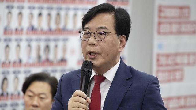 국민의힘 송언석 공동선거대책위원장이 3일 여의도 중앙당사 개표상황실에서 투표용지 부족 사태와 관련한 긴급 기자간담회에서 입장을 발표하고 있다 사진연합뉴스